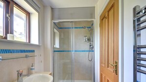 Combined shower/tub, towels - Comfortable, Bright Holiday Home With Private Garden in the South of Cornwall (Fowey)