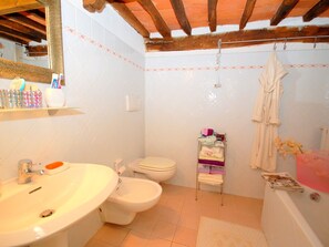 House | Bathroom | Bathtub - Gorgeous Mansion in Lucca Town Centre (Lucca)