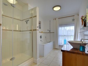 Bathtub, towels - Unique Mansion in Battle with Garden near City Center (Battle)