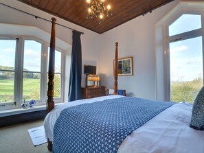 4 bedrooms, individually furnished, bed sheets - Unique Mansion in Battle with Garden near City Center (Battle)