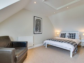 1 Schlafzimmer, individuell eingerichtet, Bettwäsche
