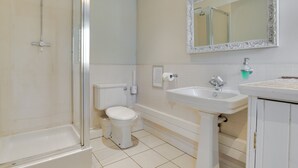 Towels - Spacious Holiday Home in Sissinghurst With Garden (Cranbrook)