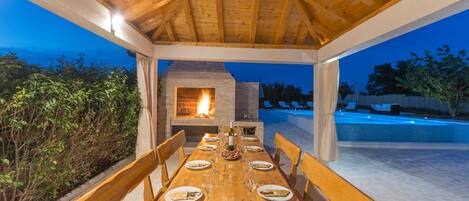 House | Outdoor dining