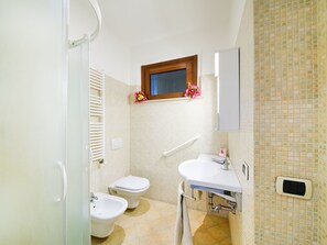 Bathroom - Spacious Holiday Home in Marina di Altidona With Terrace (Altidona)