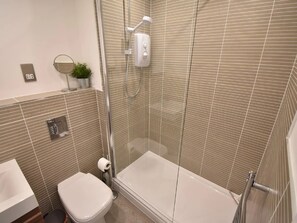 Apartment | Badezimmer | Dusche, Handtücher