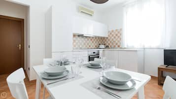 Apartment, 2 Bedrooms (A) | In-room dining