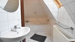 Apartment | Badezimmer | Badewanne