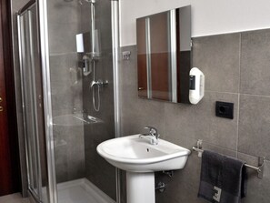 House | Bathroom | Shower, towels