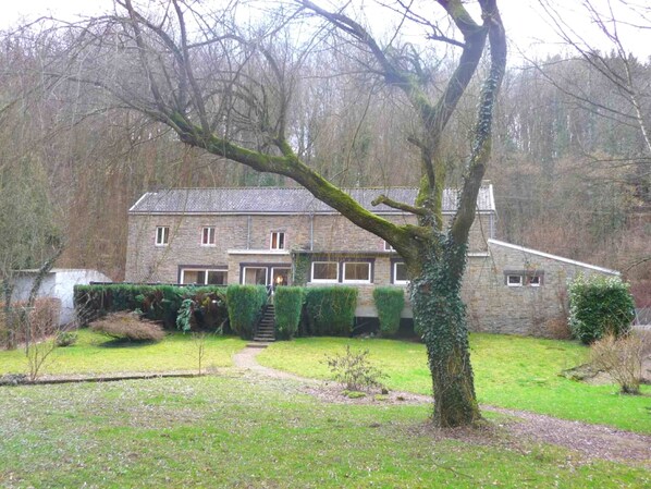 A stone house with a garden, a staircase leading to the entrance, and a tree in the foreground. - Home in Comblain-au-pont (Comblain-au-Pont)