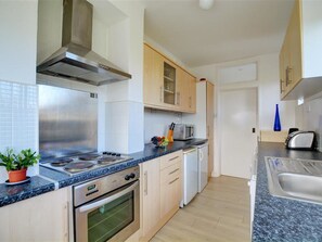Fridge, oven, dishwasher, cookware/dishes/utensils - Cozy Holiday Home in Widemouth Bay With Large Garden (Bude)