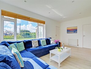 DVD player - Cozy Holiday Home in Widemouth Bay With Large Garden (Bude)