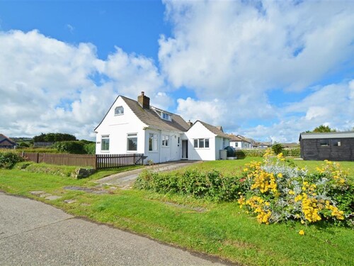 Cozy Holiday Home in Widemouth Bay With Large Garden