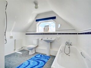 Combined shower/bathtub, towels - Cozy Holiday Home in Widemouth Bay With Large Garden (Bude)