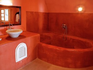 Villa | Bathroom - Luxurious Villa in Megalochori Santorini with Hot Tub (Santorini)