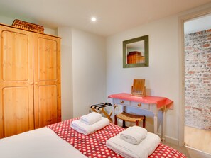 1 bedroom, individually furnished, bed sheets - Traditional Holiday Home in Briston With Garden (Melton Constable)