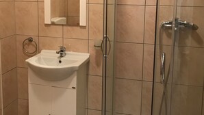 Apartment | Bathroom - Quaint Apartment in Poreč with Swimming Pool  (Porec)