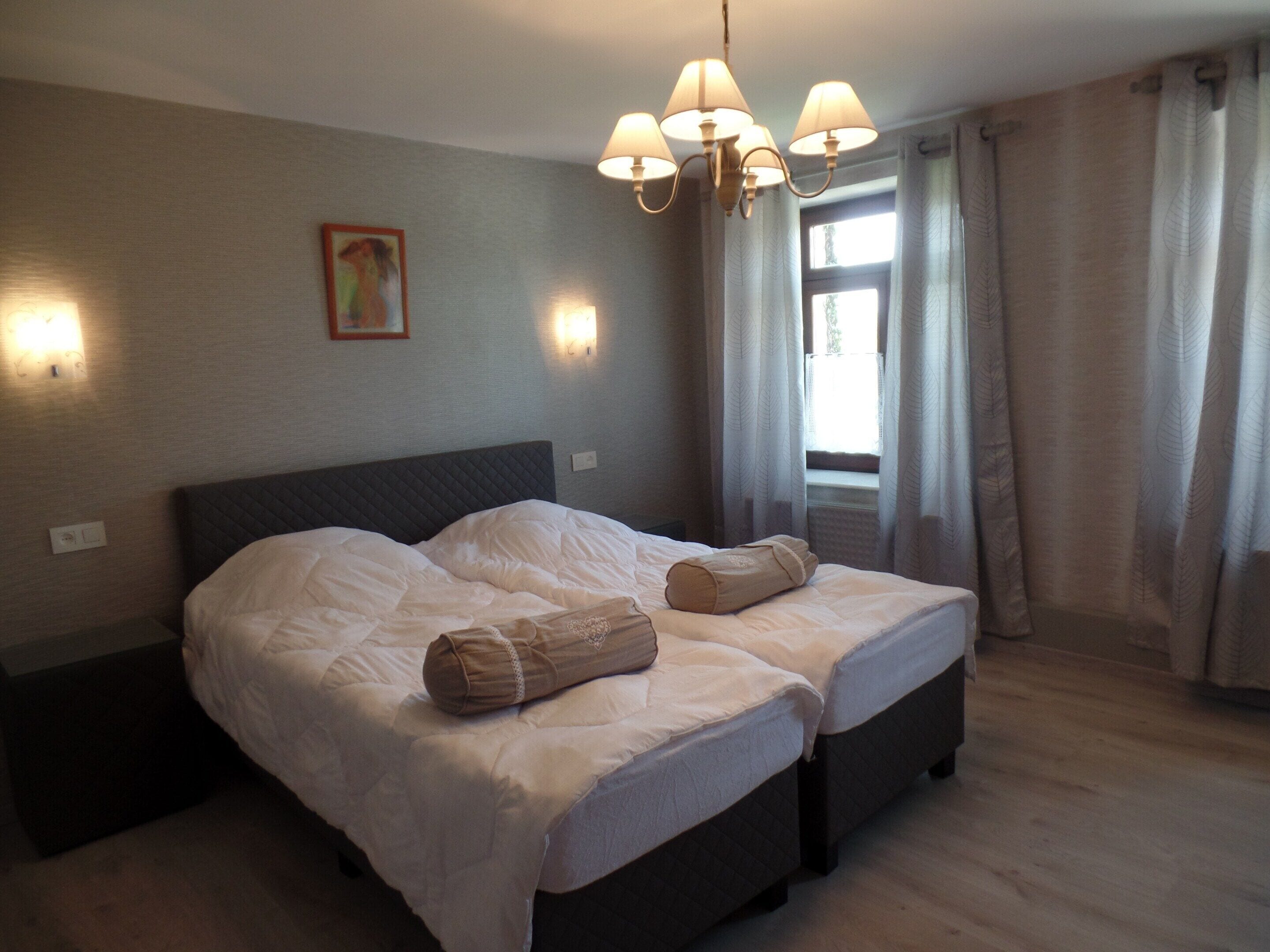 House | 7 bedrooms, individually furnished, bed sheets