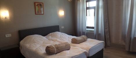 House | 7 bedrooms, individually furnished, bed sheets