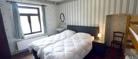 House | 7 bedrooms, individually furnished, bed sheets