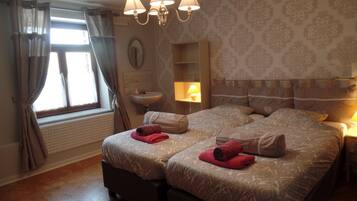 House | 7 bilik tidur, dilengkapkan perabot secara berasingan, cadar katil