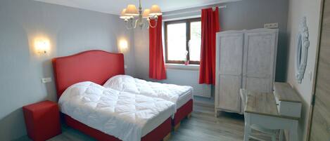 House | 7 bedrooms, individually furnished, bed sheets