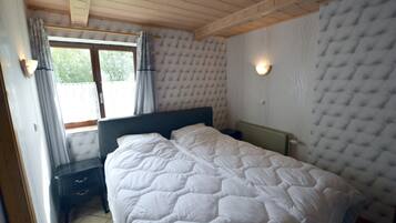 House | 7 bedrooms, individually furnished, bed sheets