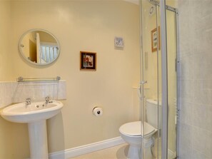 House | Bathroom - Detached Holiday Home with Attractive Interior near Beach (Narberth)