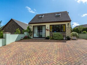 Front of property - Detached Holiday Home with Attractive Interior near Beach (Narberth)