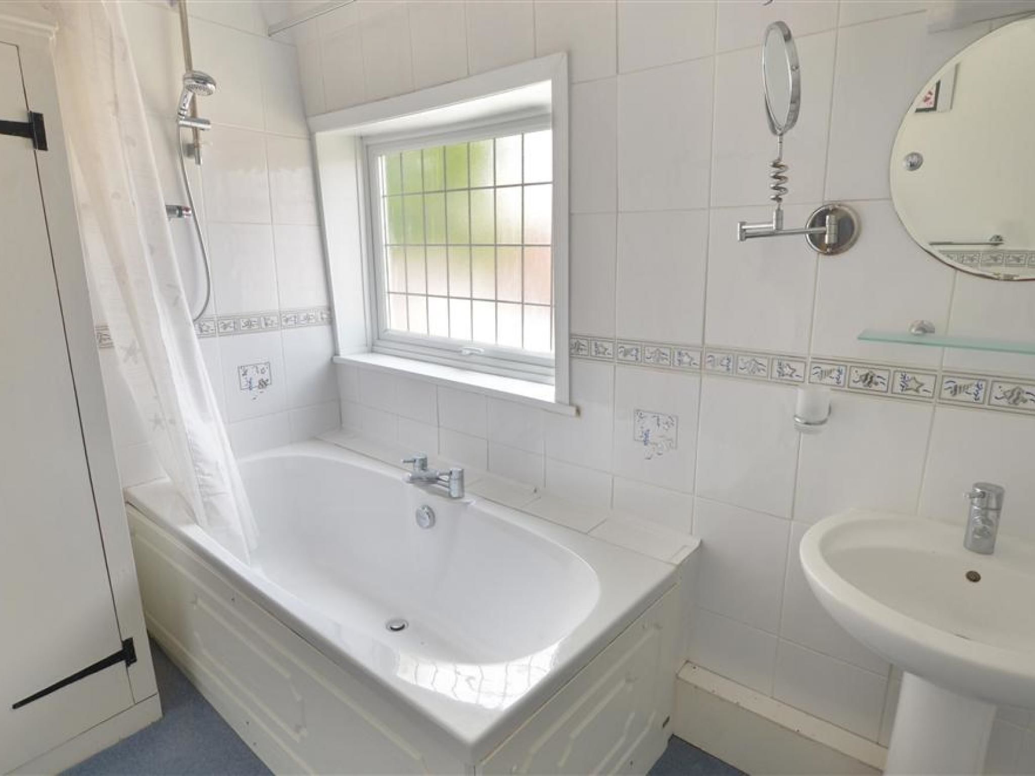 Kombinasi shower/bathtub dan handuk