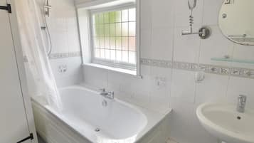 Kombinasi shower/bathtub dan handuk