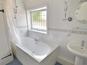 Kombinasi shower/bathtub dan handuk