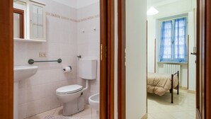 Apartment | Bathroom | Shower, towels
