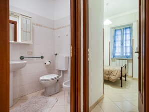 Bathroom - Homely Apartment in Santo Stefano al Mare Near the Sea (Santo Stefano al Mare)