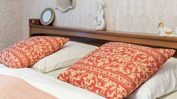1 bedroom, bed sheets