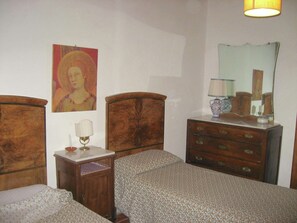 3 bedrooms, individually furnished, bed sheets - Belvilla by OYO Cottage in Piandisca2 With Terrace (Castelfranco Piandisco)