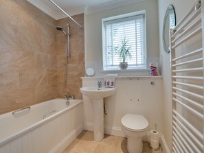 Ferienhaus | Badezimmer | Duschwanne, Handtücher