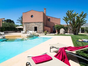 Villa | Alberca | Alberca techada y alberca al aire libre