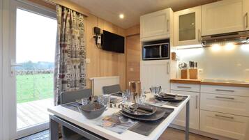 Cottage | Private kitchen | Microwave, electric kettle, toaster