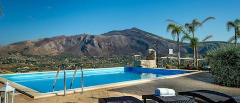 Villa | Zwembad | Een binnenzwembad en een buitenzwembad