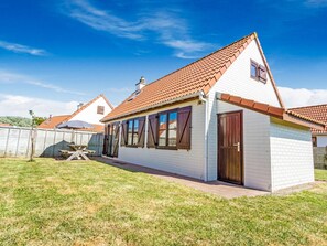 Exterior - Serene Holiday Home in De Haan near Sea Beach (De Haan)