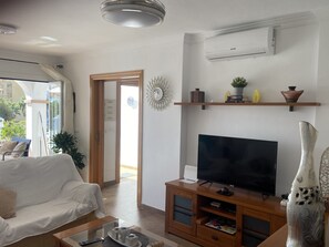 Smart TV, fireplace, DVD player, books - Villa Casa Rosi, sea view, private swimming pool, A/C and WIFI (Nerja)