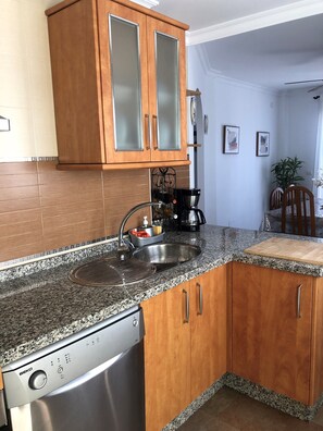 Fridge, microwave, oven, stovetop - Villa Casa Rosi, sea view, private swimming pool, A/C and WIFI (Nerja)