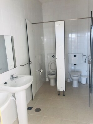 Regadera, secadora de cabello, toallas, jabón