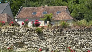 A stone wall with a house in the background. - Maison de Campagne et Nature (Quincy-sous-le-Mont)