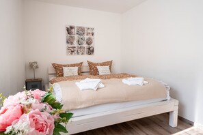 2 bedrooms, iron/ironing board, travel cot, free WiFi