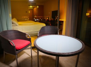 Premium bedding, down comforters, minibar, in-room safe - Hotel Alto del Sol Calama (Calama)