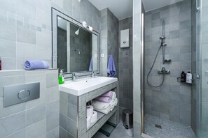 Appartement (1 Bedroom Apt with Balcony n Sea View) | Salle de bain | Serviettes fournies