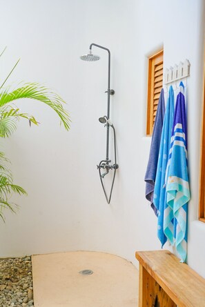 Dusj, hårføner, håndklær og såpe