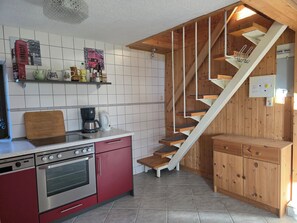 Kjøleskap, ovn, kokeplater og oppvaskmaskin