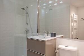 Shower, hair dryer, towels, shampoo